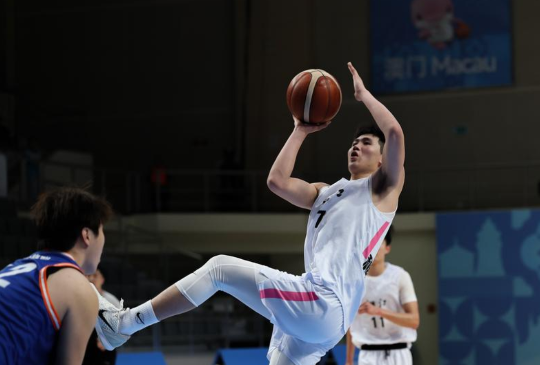 李悦洲51分狂飙，像NBA得分秀，浙江U18 103-90杀进半决赛