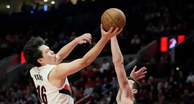 杨瀚森两场场均14.5+11被召回，开拓者在NBA押对了钱吗？