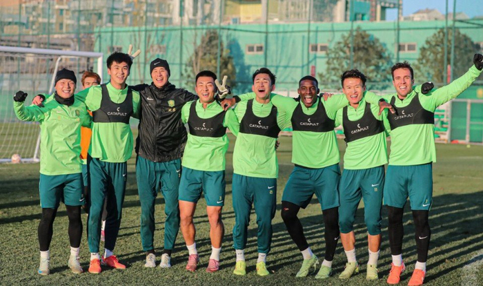 11月17日晚：法比奥26球，中超北京国安的膝盖也拼了