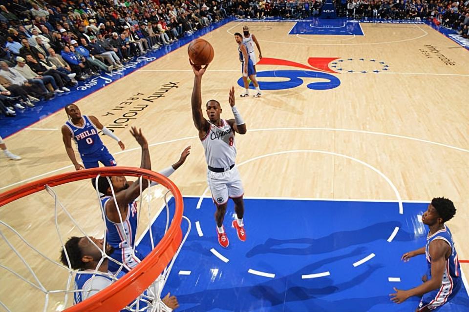 76人110比108惊险逆转，快船队4胜10负，NBA又见尴尬数据