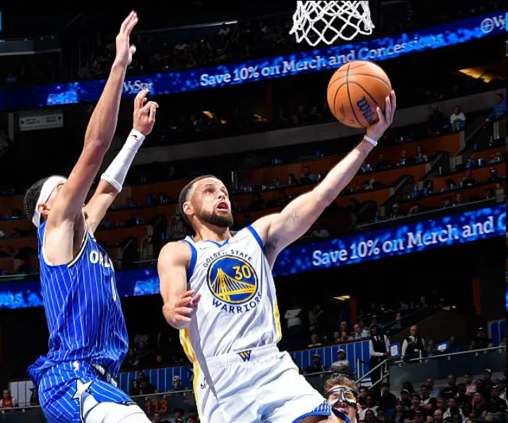 勇士队客场113-121输给奥兰多魔术，库里34分三分怒放但18次失误暴露问题（NBA）