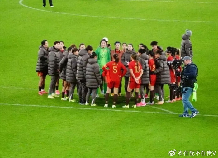 英超劲旅8球吊打，中国女足崩成两条线断层，洋帅指挥失序门将也被骂爆