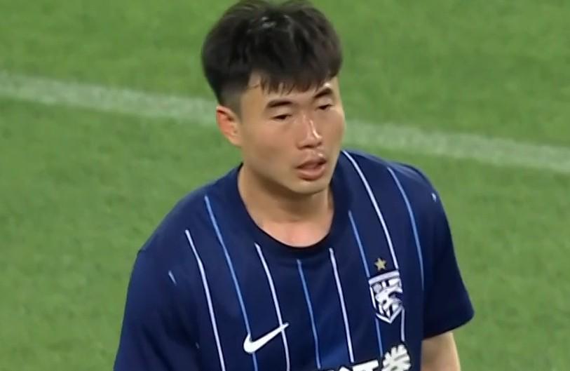 武汉三镇官宣邓涵文离队！从江城边路尖刀到合同终结，湖北球队战术裂痕暴露