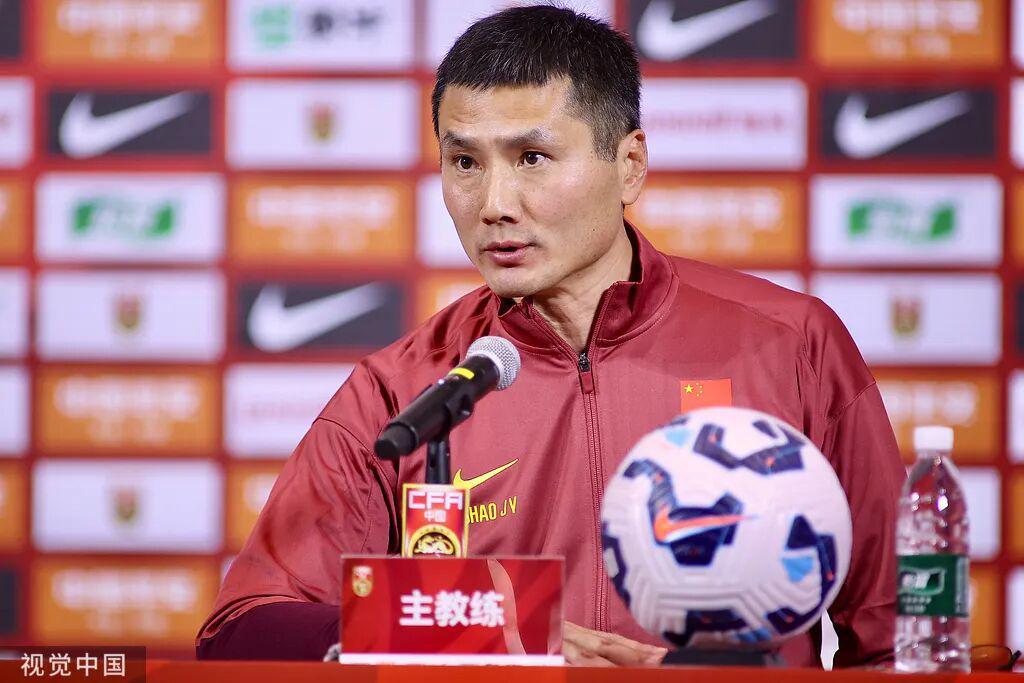 国足迪拜拉练热身赛1-2遭乌兹别克斯坦绝杀，张玉宁受伤缺阵