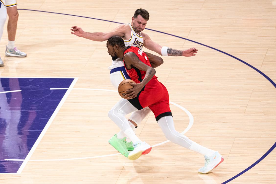 NBA常规赛：火箭湖人双双获胜，西部争夺更白热化
