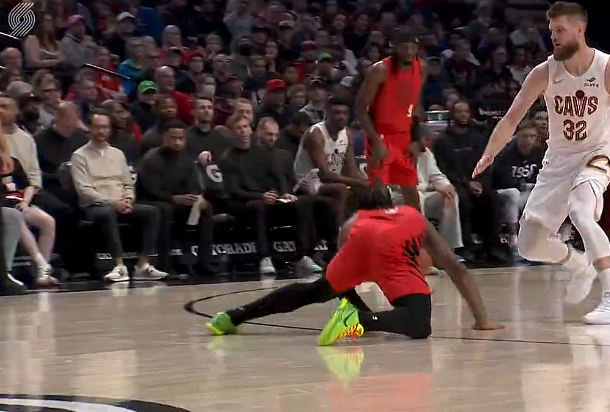 NBA常规赛：开拓者对骑士，乐福跪地成亮点