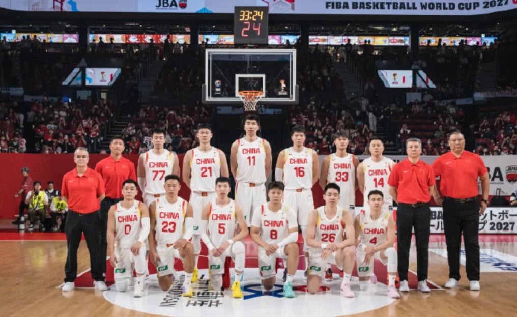 首节瞎打，中国男篮11-21落后日本，关键在于误判与得分荒