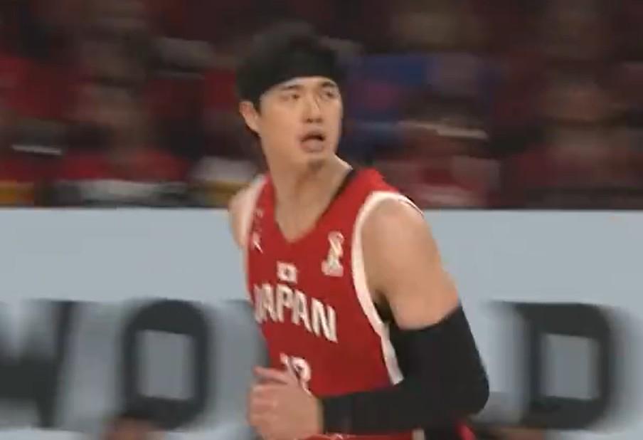 中国男篮半场落后14分，渡边雄太独得11分打爆锋线