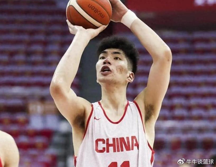 余嘉豪航程3万里赶上国篮世预赛，对比郭士强带队现状