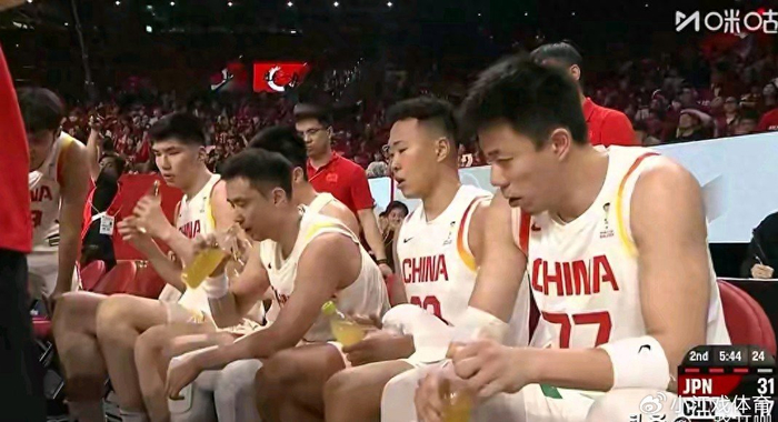 中国队与日本队对决：下半场的反转与老将的表现