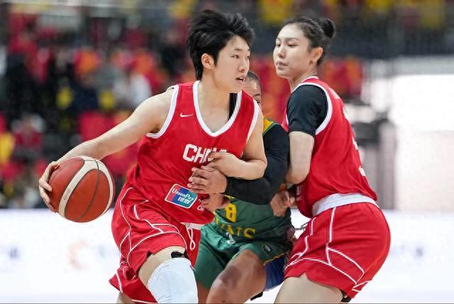 33分的反转，中国女篮74-69险胜巴西队，末节崩盘真让人心疼
