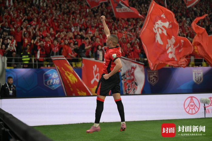 川渝德比即将上演：成都蓉城对决重庆铜梁龙，中超联赛争冠悬念加剧