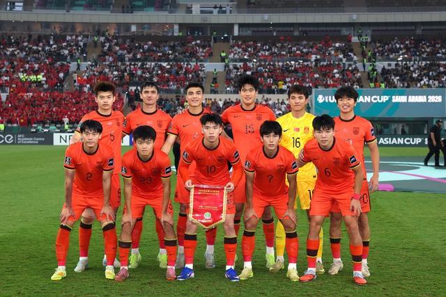 国足26人集训名单公布，邵佳一的年轻化阵容与日本对比差距明显