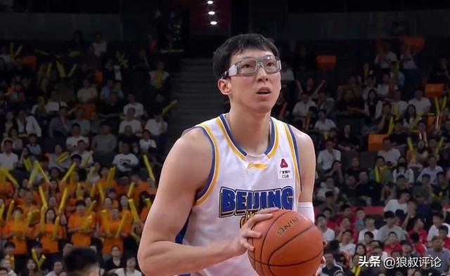 CBA：北京男篮逆转20分，周琦对抗胡明轩的防守