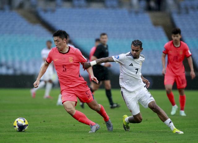 国足2-0库拉索：战术灵活 VS 实力压制