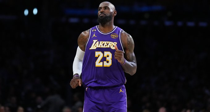 金州勇士队在NBA引援加速：库里、巴特勒与詹姆斯的对抗