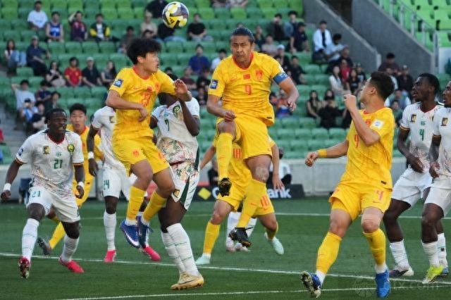 国足首战喀麦隆：0比2失利 数据 vs 对抗显差距