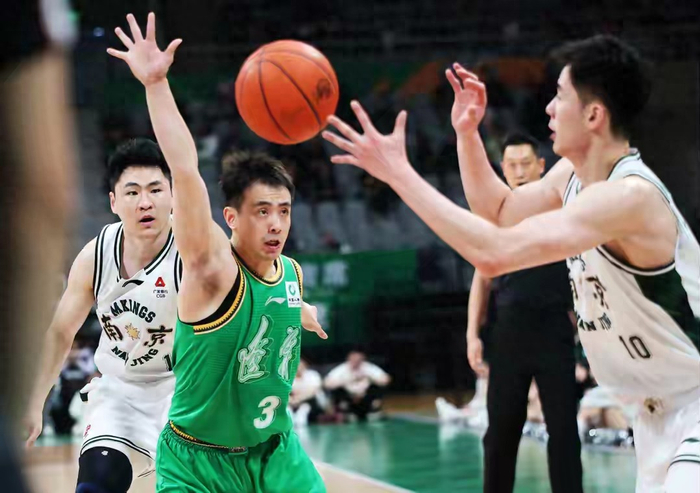 辽宁男篮103-95逆转同曦，赵继伟末节发威成关键