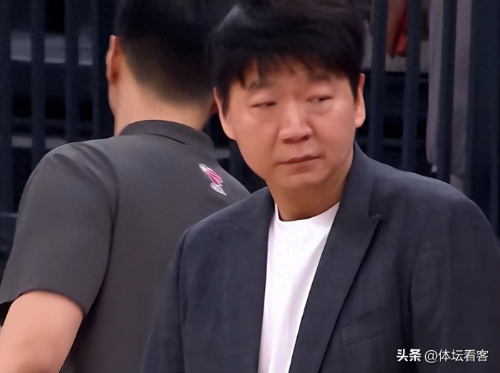 4场CBA比赛：山东男篮爆冷战胜深圳队，季后赛争夺愈发激烈