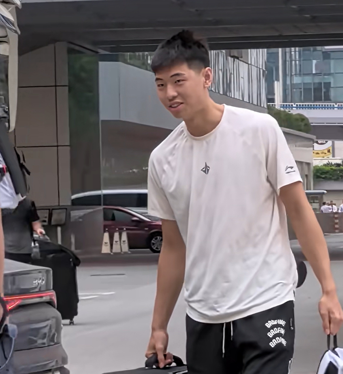 广东男篮前往福建，崔永熙心情不错，徐杰却显得失落