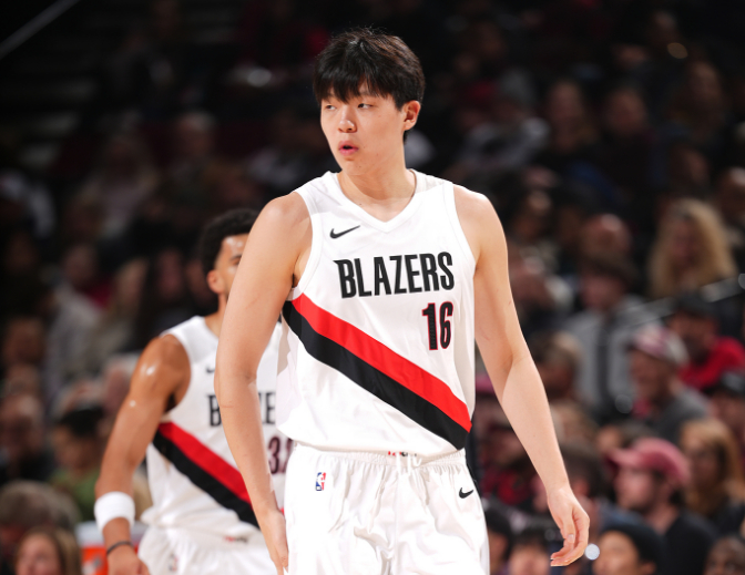 杨瀚森的1篮板打破8年季后赛纪录，圣安东尼奥马刺队逆转波特兰开拓者队