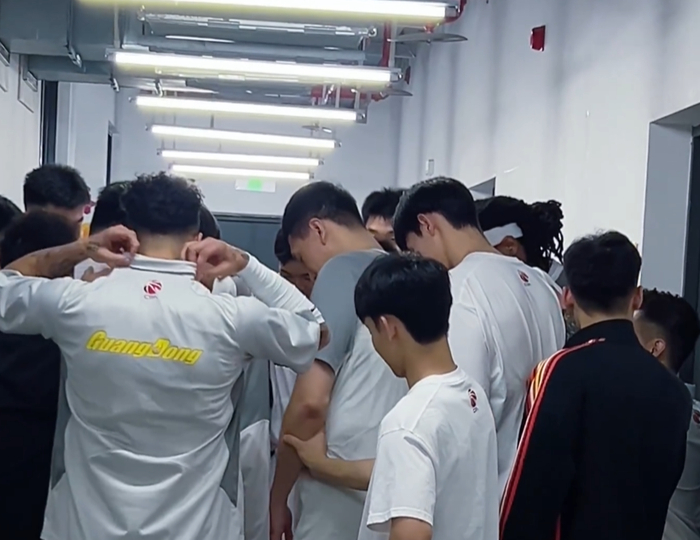 CBA季后赛：广东85-64大胜广州，胡明轩表现出色