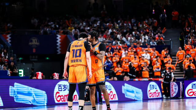 上海男篮87-82北京首钢，张镇麟17分洛夫顿18分