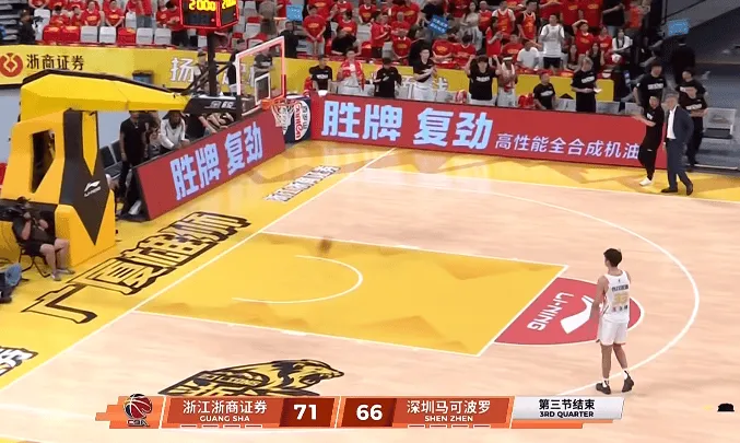 CBA季后赛半决赛：广厦三节71-66领先深圳，布朗22分