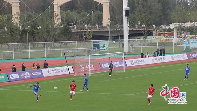 齐鲁超赛球迷专列开行，500余名球迷乘火车赴威海助威泰安队