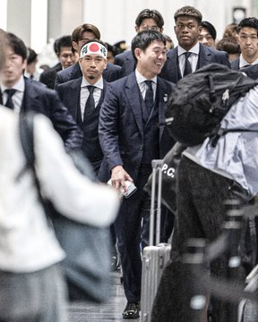 日本国家队在成田国际机场启程，参加世界杯前举行送别仪式