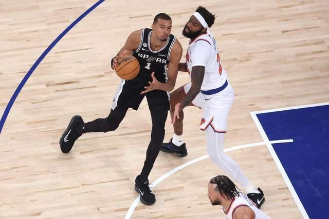 NBA总决赛G3：尼克斯半场64-57反超马刺，哈特布伦森发力