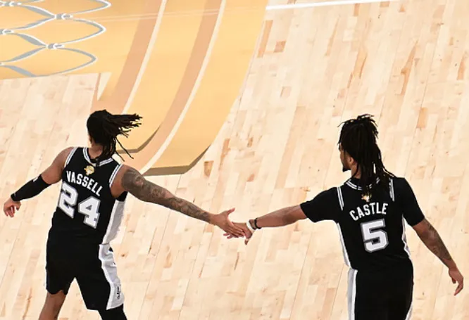 NBA总决赛第三场：马刺末节三分低迷，领先尼克斯6分