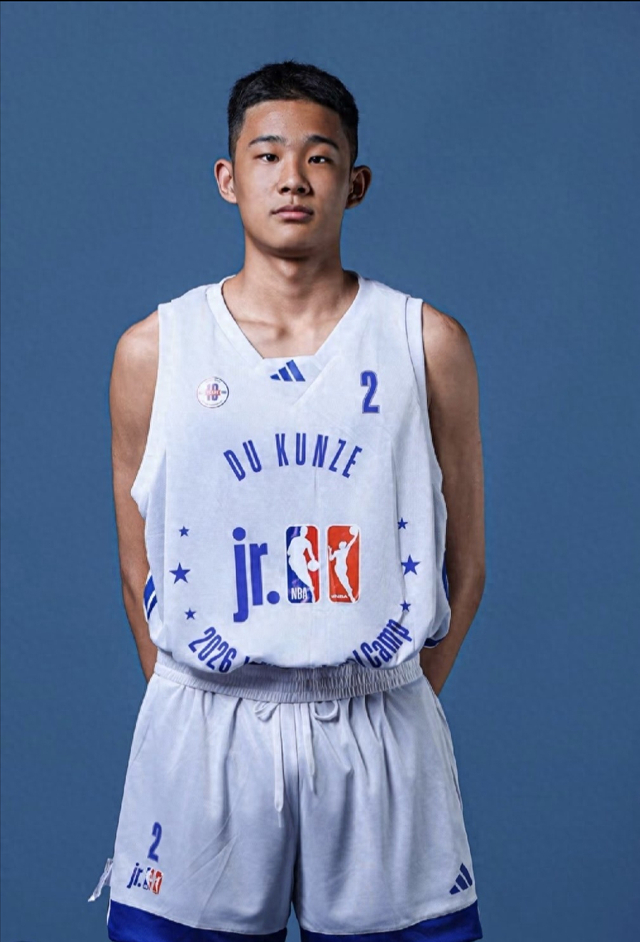 杜锋身兼多职仍在进修，15岁儿子杜昆泽身高1米95