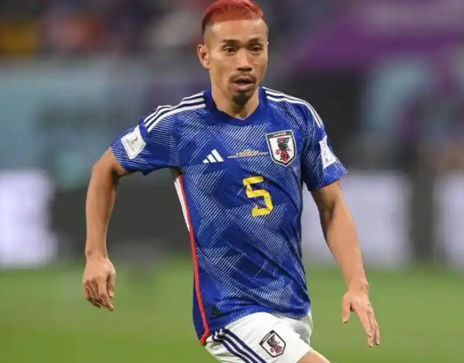 日本队2比2逼平荷兰后，球迷拿国足作对比