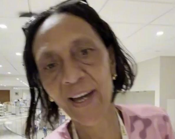 佛得角门将沃齐尼亚母亲到场，感谢中国球迷支持