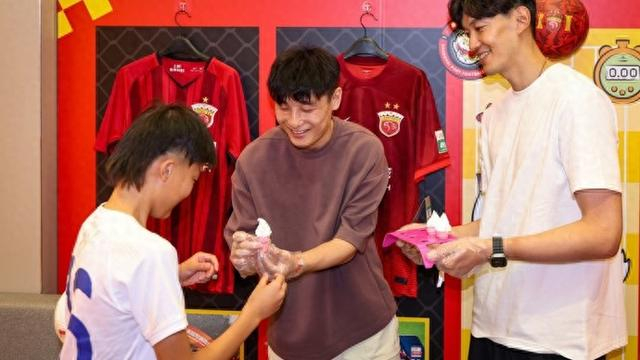 上海海港球星武磊颜骏凌亮相圆梦日，助力青少年足球活动