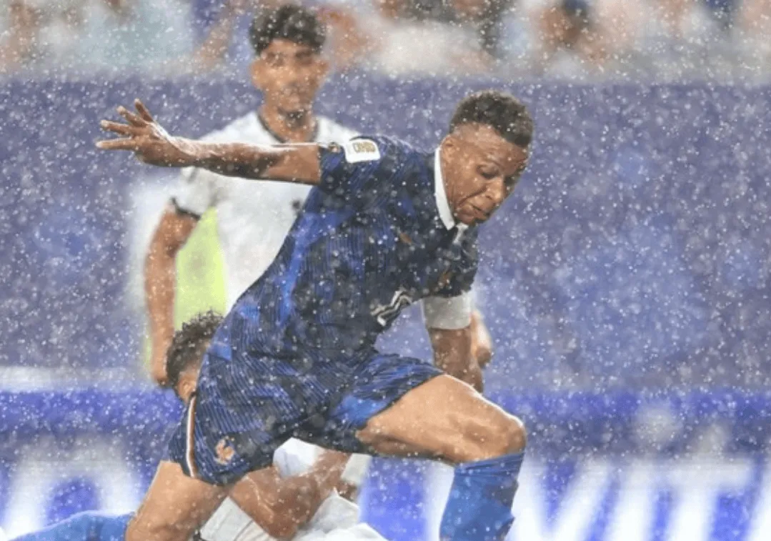 法国vs伊拉克北京时间7:50开球，下半场预计不设补水时间