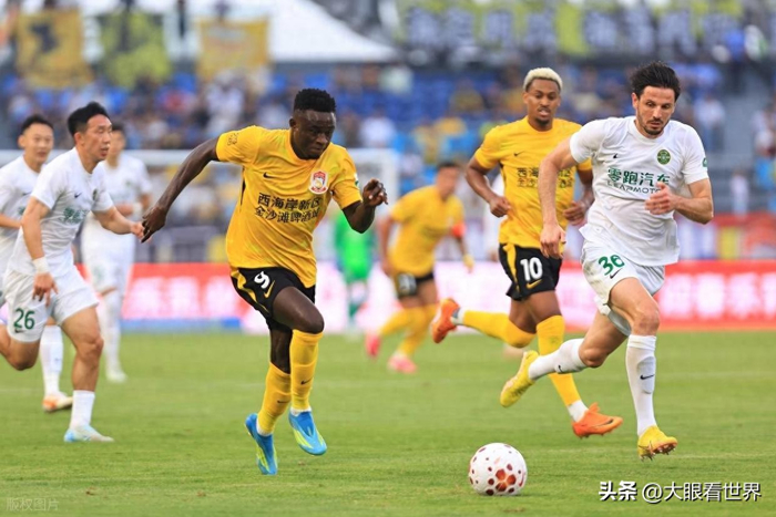 青岛西海岸3-1逆转浙江队，内尔松·卢斯梅双响