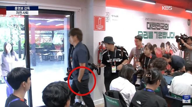 洪明甫辞职后手插兜离场惹争议，韩国队世界杯出局