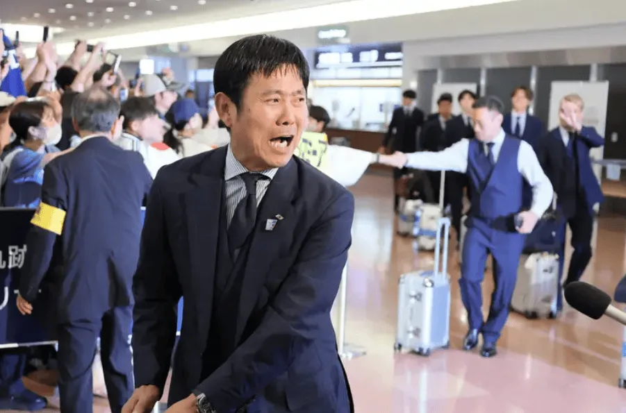 日本队抵达东京羽田机场，众多球迷到场接机