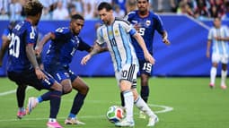世界杯16强赛佛得角2-3阿根廷，球员赛后等梅西合影