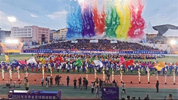 甘肃平凉足球超级联赛开幕式上，一名佩戴工作证女子国歌响起时刷手机