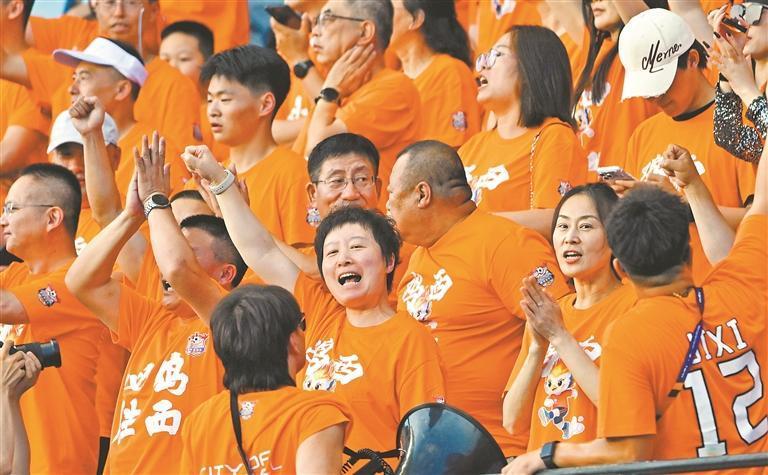 东北超呼和浩特队4:1击败鸡西队，补时最后1分钟再进一球