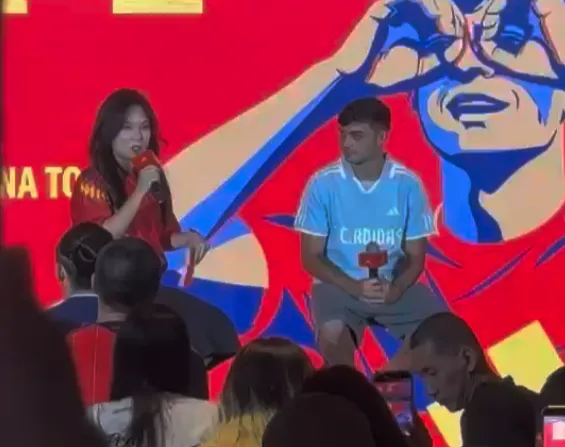 佩德里：中国球迷支持很美好，回家后会兑现染发承诺
