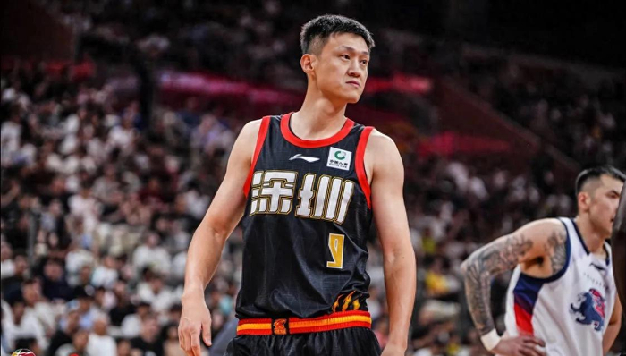 周鹏回归广东男篮，杜锋与陈海涛同框，奎因离队