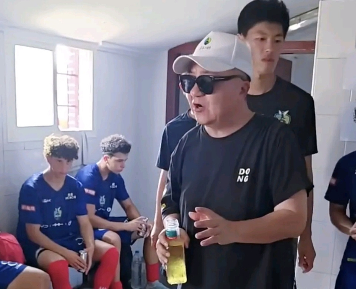西班牙BEST杯首轮，中国足球小将逼平巴萨梯队后获董路300欧元奖励