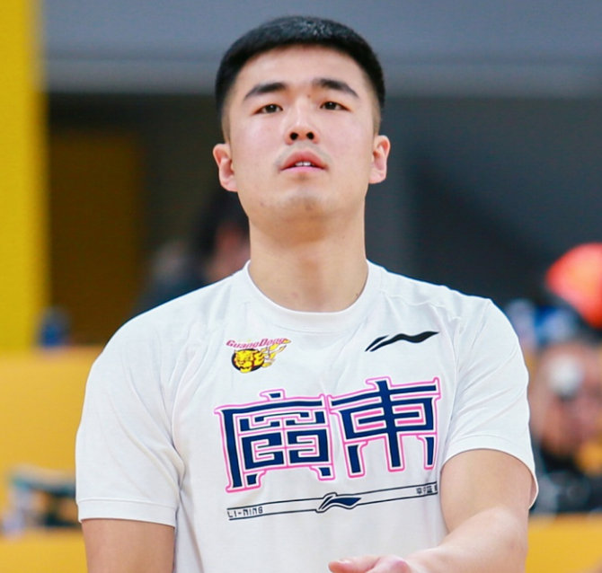 媒体人：广东男篮预计一年C类续约张文逸