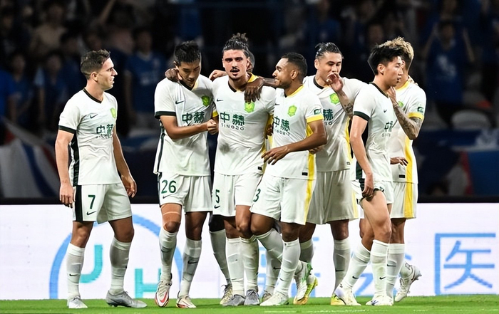 北京国安3-0上海申花升至中超第2，侯森8次扑救