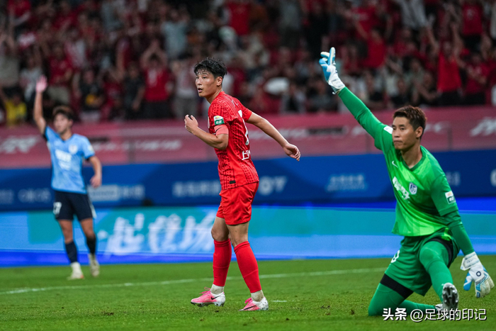 中超第18轮补赛海港1-1大连英博，麦麦提江判罚引争议