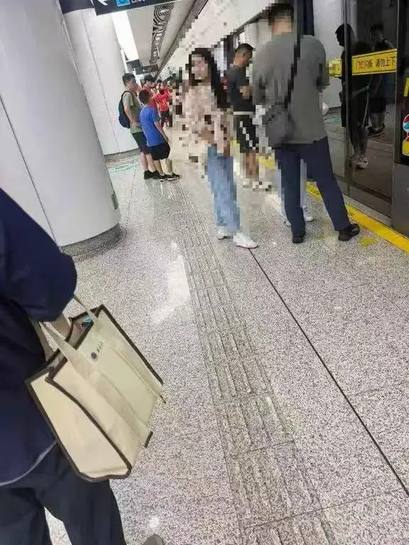 申花球迷带儿子穿蓝T恤到上港主场